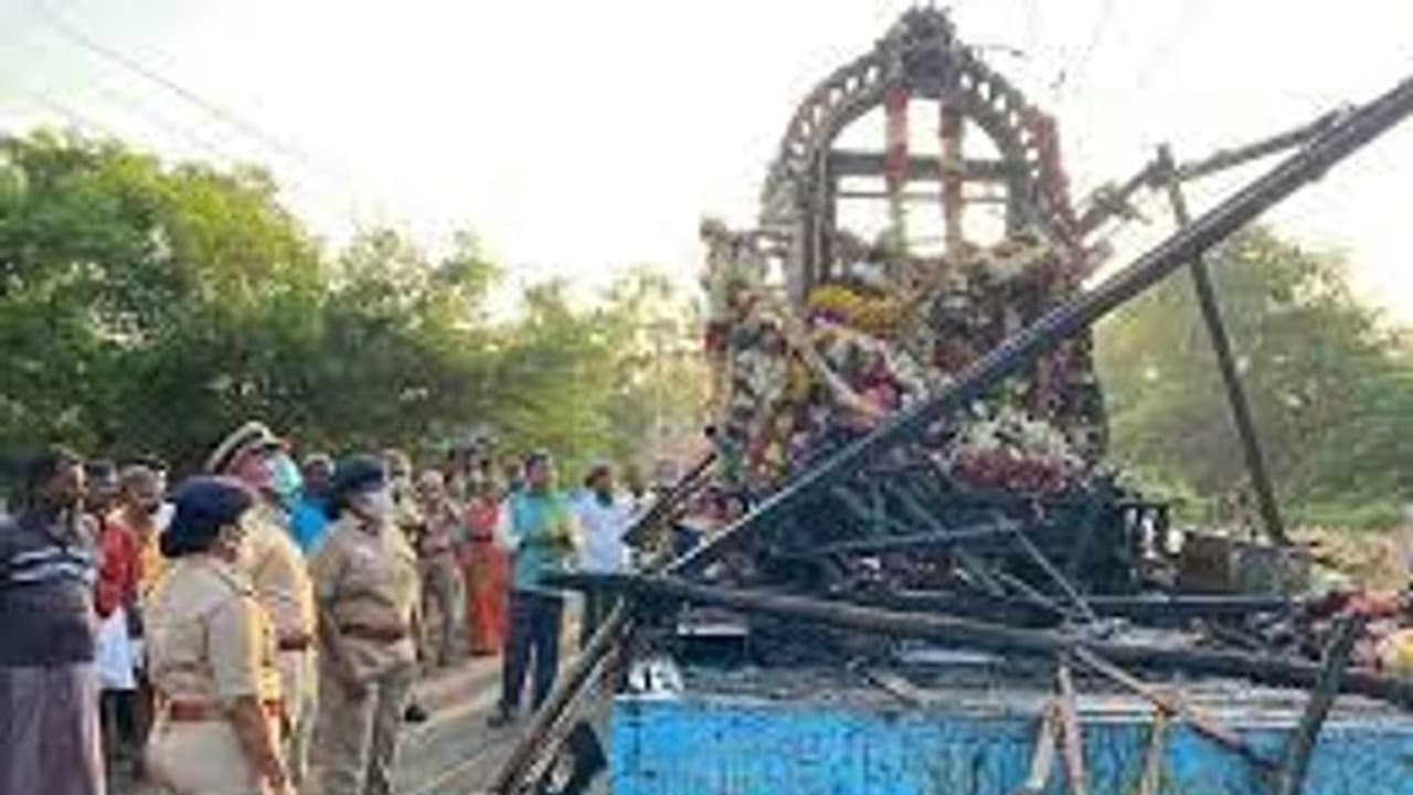 Temple Chariot Tragedy:தேர் வளைவில் திரும்பும் போது நேர்ந்த சோகம்..உண்மையில் நடந்தது என்ன.? தீயணைப்புத்துறை Temple Chariot Tragedy:தேர் வளைவில் திரும்பும் போது நேர்ந்த சோகம்..உண்மையில் நடந்தது என்ன.? தீயணைப்புத்துறை