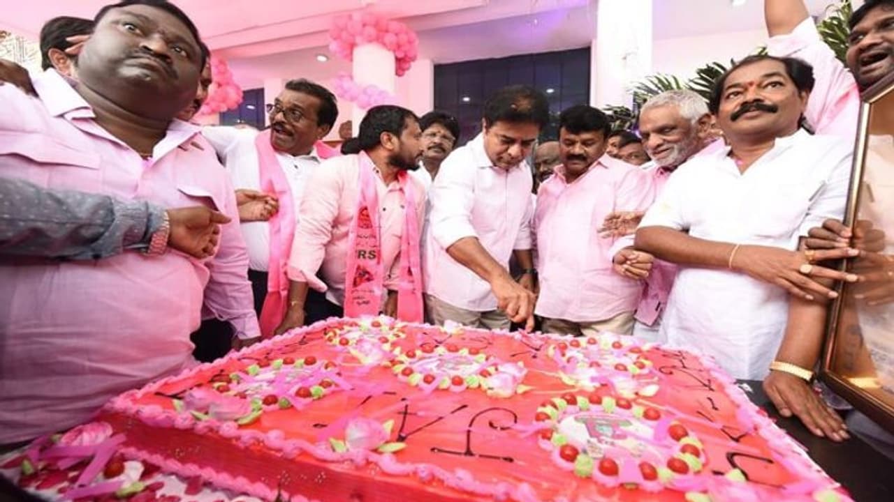 TRS Plenary: టీఆర్ఎస్ ప్లీనరీలో ఆమోదం తెలుపనున్న 13 తీర్మానాలు ఇవే..! TRS Plenary: టీఆర్ఎస్ ప్లీనరీలో ఆమోదం తెలుపనున్న 13 తీర్మానాలు ఇవే..!