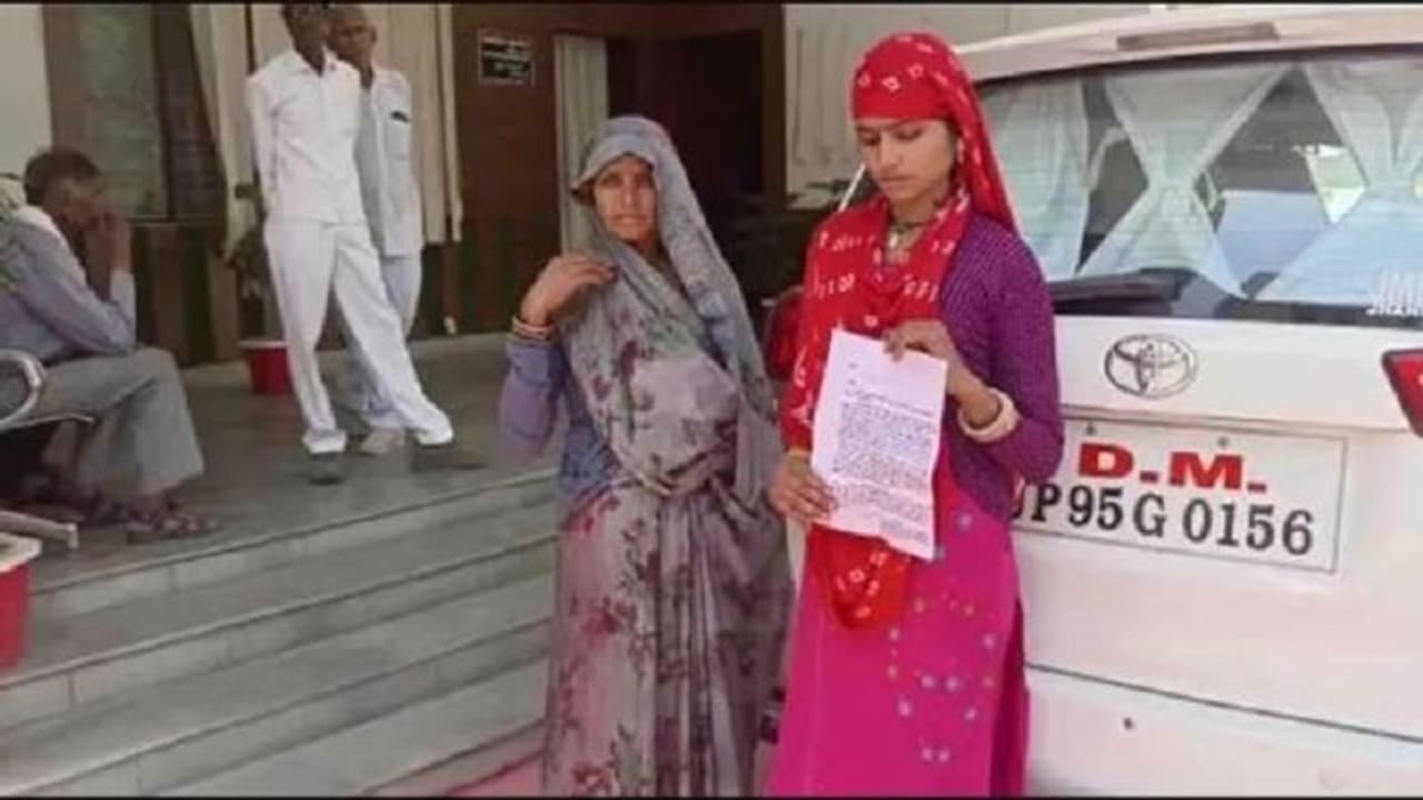 यूपी के महोबा में एक साथ मां और बेटी ने कहा साहब, हम दोनों को तलाक दिला दो, मामला सुन हैरत में पड़े लोग यूपी के महोबा में एक साथ मां और बेटी ने कहा साहब, हम दोनों को तलाक दिला दो, मामला सुन हैरत में पड़े लोग