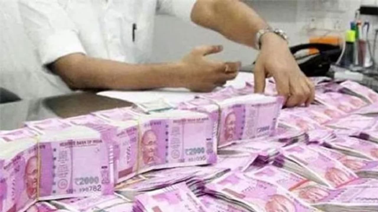 ஷாக்.. மூட்டை மூட்டையாக அள்ளி கொள்ளை.. கட்டுகட்டாக கரன்சி நோட்டுக்கள்..சிக்கியது எல்லாம் கருப்பு பணமா..? ஷாக்.. மூட்டை மூட்டையாக அள்ளி கொள்ளை.. கட்டுகட்டாக கரன்சி நோட்டுக்கள்..சிக்கியது எல்லாம் கருப்பு பணமா..?