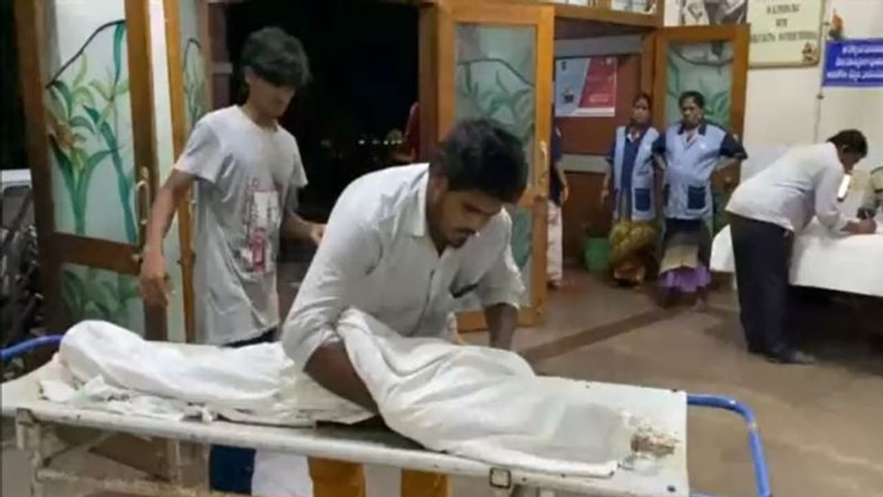 गरीब पिता की मजबूरी! एंबुलेंस ने मांगी मोटी रकम तो बाइक पर 90 किमी ले गया बेटे का शव, देखें वायरल वीडियो गरीब पिता की मजबूरी! एंबुलेंस ने मांगी मोटी रकम तो बाइक पर 90 किमी ले गया बेटे का शव, देखें वायरल वीडियो