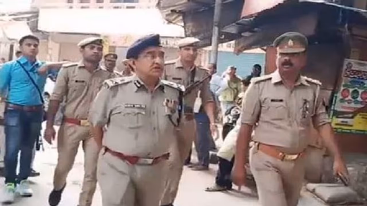 अयोध्या की गंगा जमुनी तहजीब को बिगाड़ने का हो रहा है प्रयास, दो मस्जिद और सड़क पर फेंके गए अपशब्द लिखे कागज