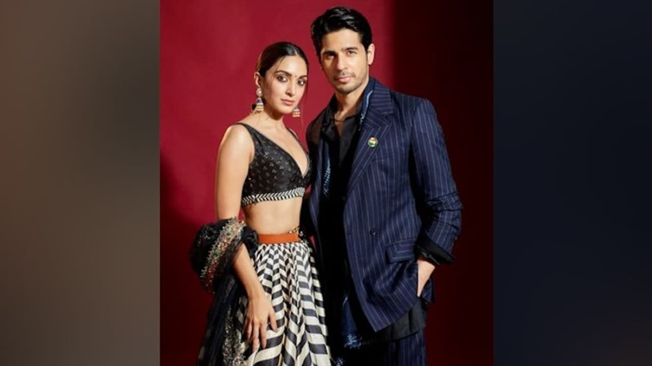 ছবির প্রচারে এসে সিদ্ধার্থের হাত টেনে ধরে রাখলেন কিয়ারা, তাদের অবস্থা দেখে চোখ কপালে উঠল বাকিদের 