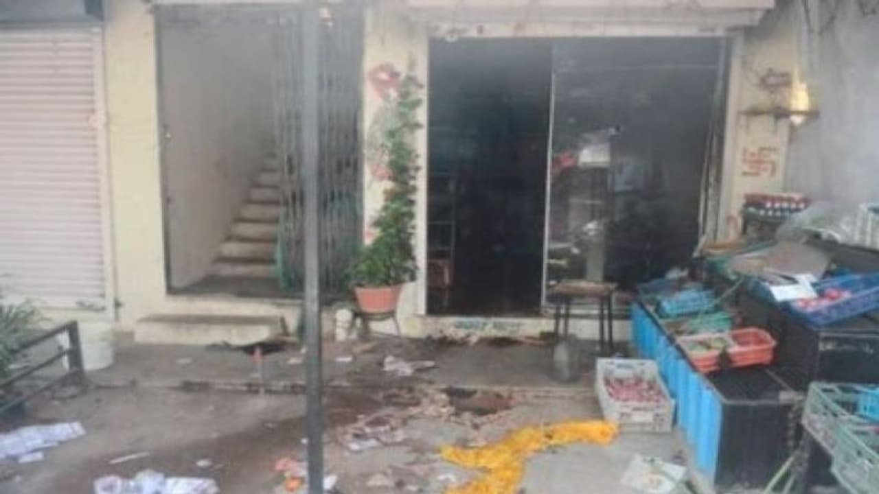 नौकरी से निकाले जाने के बाद महिला और पुरूष के बीच विवाद, जलने से एक की मौत और 2 अस्पताल में भर्ती नौकरी से निकाले जाने के बाद महिला और पुरूष के बीच विवाद, जलने से एक की मौत और 2 अस्पताल में भर्ती