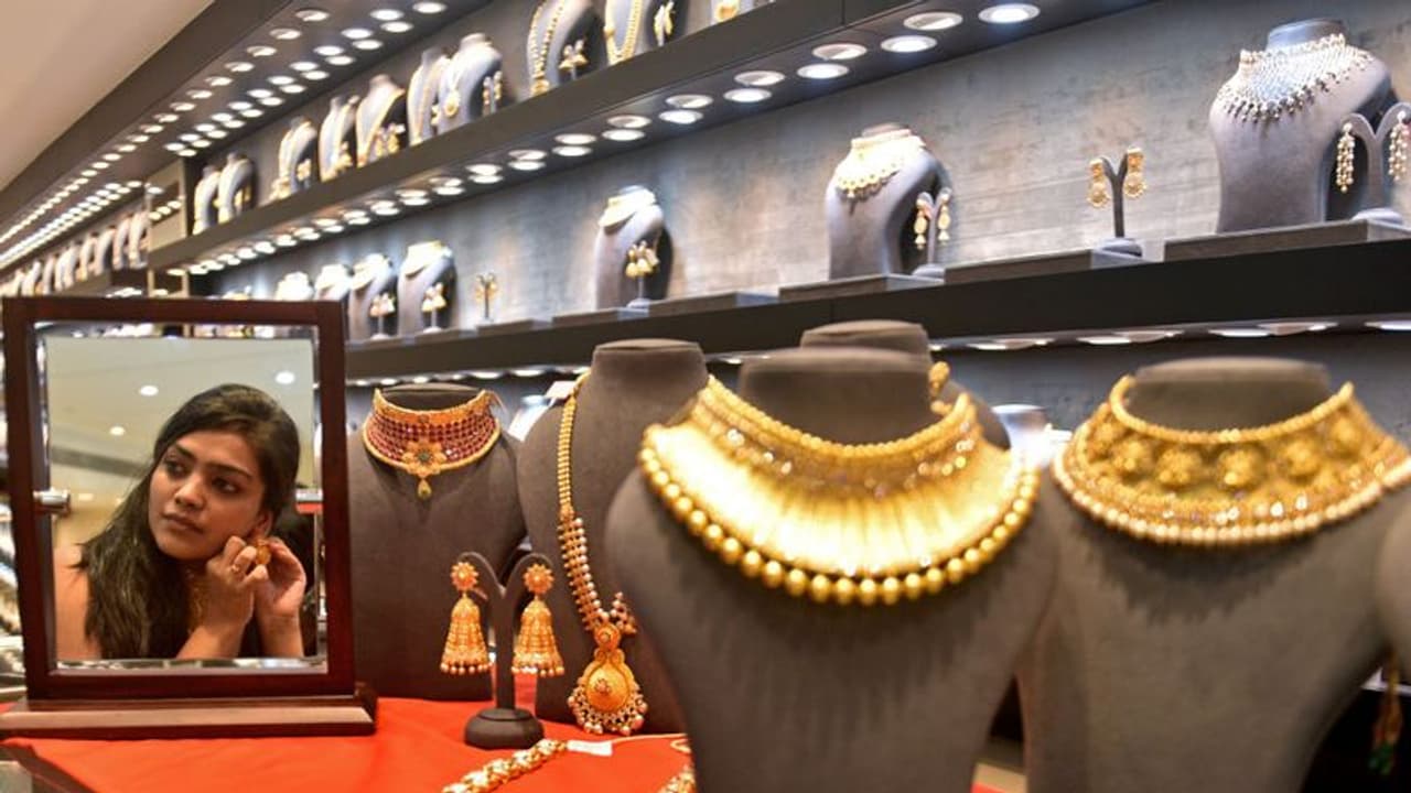 Gold Rate Today: ചങ്കിടിപ്പോടെ സ്വർണാഭരണ പ്രേമികൾ, ചരിത്രത്തിലെ ഏറ്റവും വലിയ വിലയിൽ തുടർന്ന് സ്വർണം Gold Rate Today: ചങ്കിടിപ്പോടെ സ്വർണാഭരണ പ്രേമികൾ, ചരിത്രത്തിലെ ഏറ്റവും വലിയ വിലയിൽ തുടർന്ന് സ്വർണം