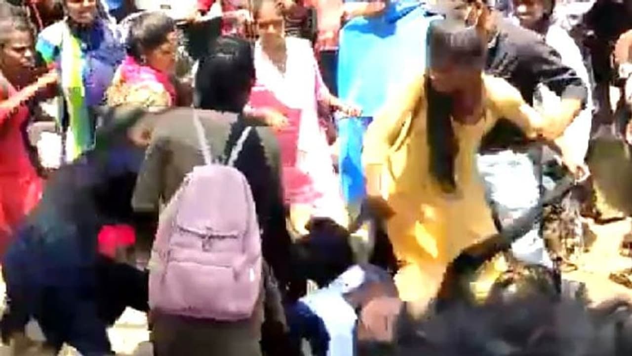 தலை முடியை பிடித்து பஸ் ஸ்டாப்பில் அசிங்கம்.. கொஞ்சம் கூட கூச்சப் படாத கல்லூரி மாணவிகள்.. தலை முடியை பிடித்து பஸ் ஸ்டாப்பில் அசிங்கம்.. கொஞ்சம் கூட கூச்சப் படாத கல்லூரி மாணவிகள்..