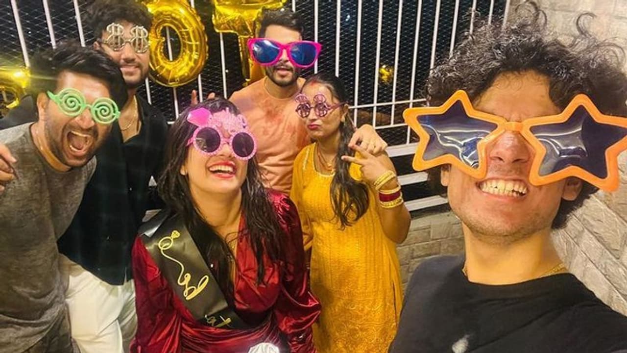 दुल्हन बनने से पहले भोजपुरी की लूलिया ने की बैचलर पार्टी, इस हीरोइन के EX पति को बना रही अपना हमसफर दुल्हन बनने से पहले भोजपुरी की लूलिया ने की बैचलर पार्टी, इस हीरोइन के EX पति को बना रही अपना हमसफर