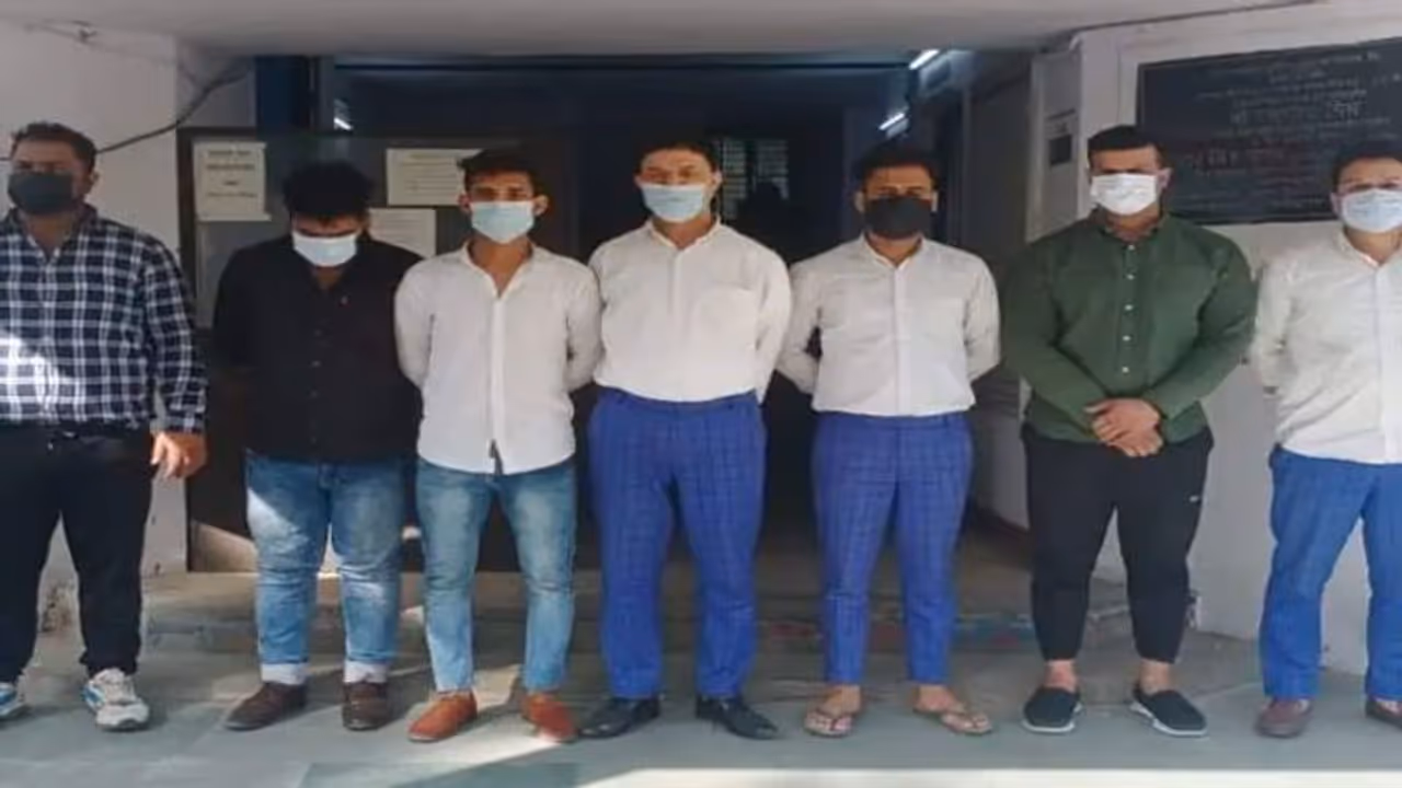 रेस्टोरेंट में बिल से शुरू हुए विवाद में एक युवक की हुई हत्या, पुलिस ने 24 घंटे में आरोपियों को किया गिरफ्तार रेस्टोरेंट में बिल से शुरू हुए विवाद में एक युवक की हुई हत्या, पुलिस ने 24 घंटे में आरोपियों को किया गिरफ्तार