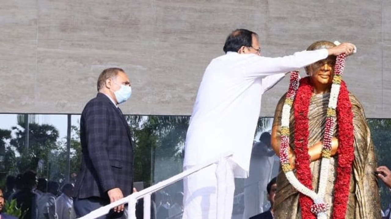 युवाओं को उपराष्ट्रपति एम. वेकैंया नायडू ने दी एक सीख लोगों की सेवा से अधिक संतुष्टि मिलती है