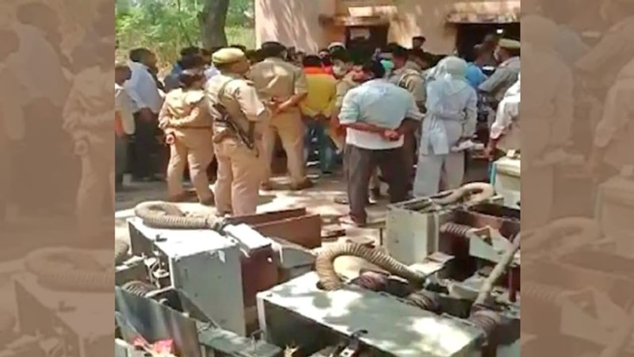 करंट लगने से संविदा कर्मी लाइनमैन की हुई मौत, परिजनों ने बिजली विभाग में जमकर किया हंगामा करंट लगने से संविदा कर्मी लाइनमैन की हुई मौत, परिजनों ने बिजली विभाग में जमकर किया हंगामा