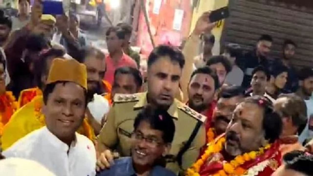 रामपुर: हिंदू मुस्लिम ने दी एकता की नई मिसाल, बालाजी शोभायात्रा पर मुस्लिमों ने बरसाए फूल 