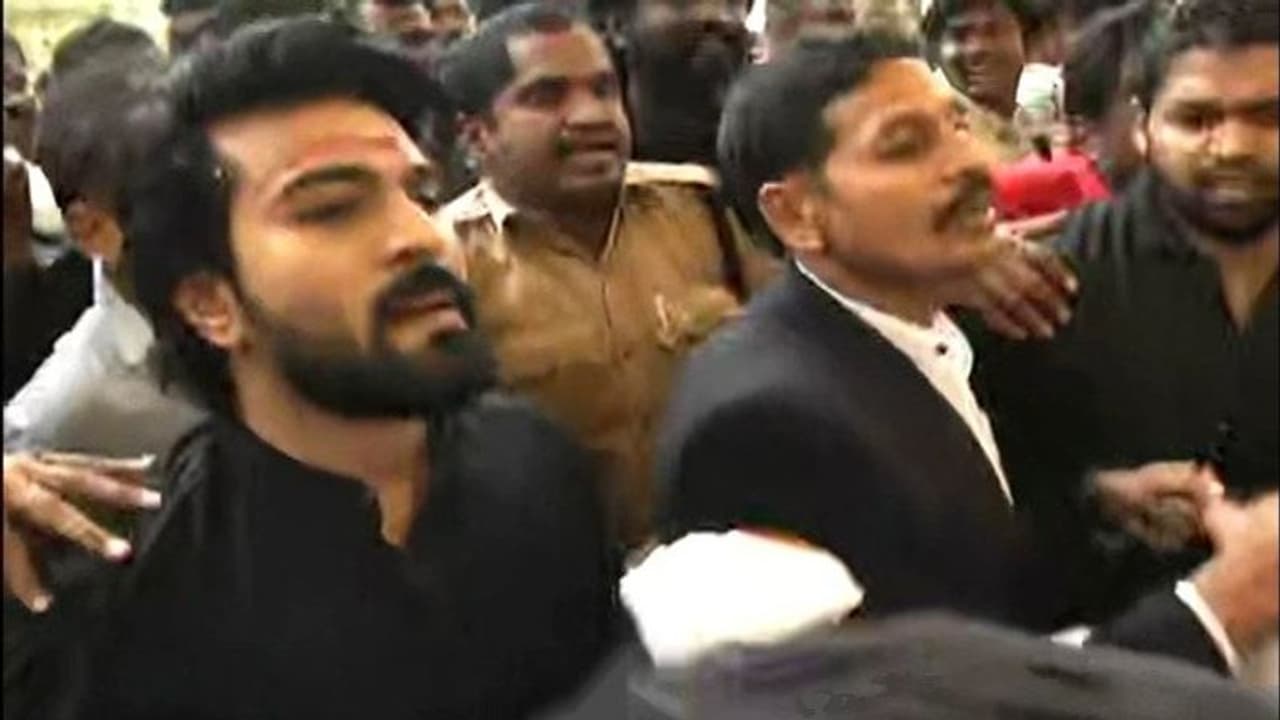 Acharya Promotions: ఇంద్రకీలాద్రిపై రామ్ చరణ్, రచ్చరచ్చ చేసిన ఫ్యాన్స్ Acharya Promotions: ఇంద్రకీలాద్రిపై రామ్ చరణ్, రచ్చరచ్చ చేసిన ఫ్యాన్స్