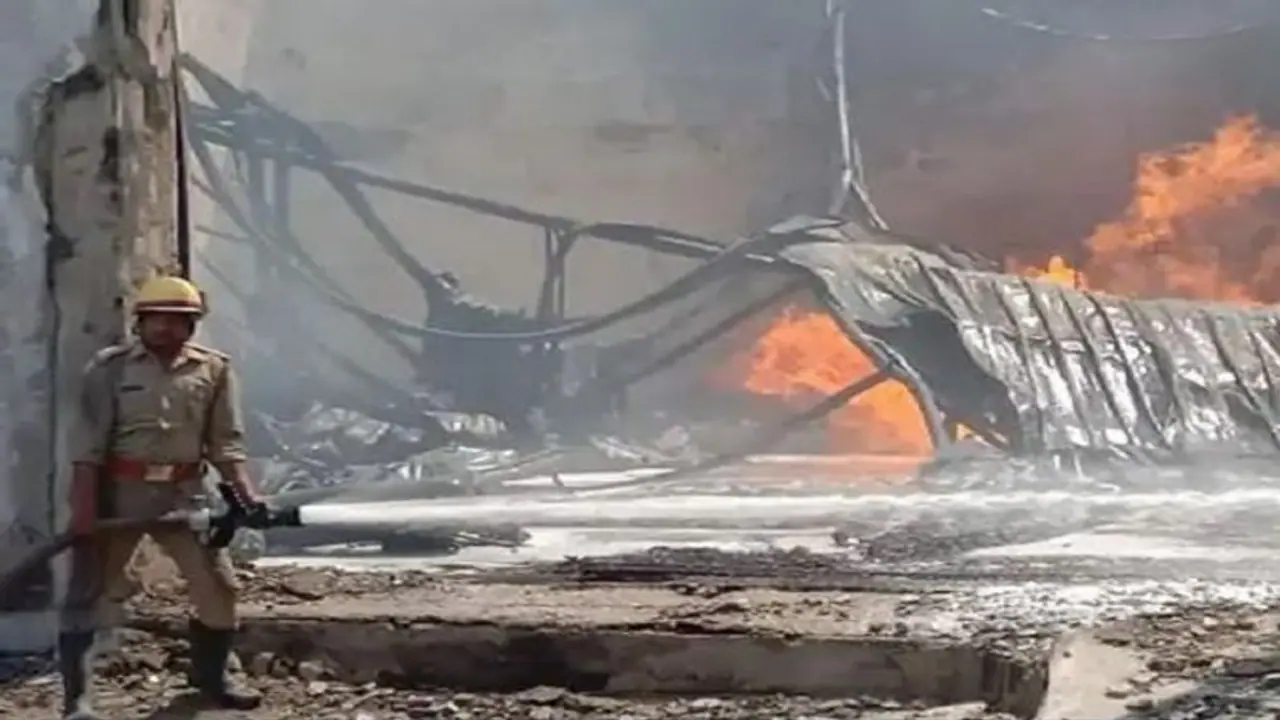 ములుగు జిల్లాలో భారీ అగ్ని ప్రమాదం ... 40 ఇల్లు దగ్ధం