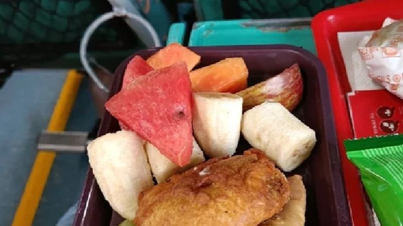 Iftar Meals : കരുതലിന്റെ രുചി; നോമ്പ് തുറക്കാന് ട്രെയിന് യാത്രികന് സ്നാക്സുമായി പാന്ട്രി ജീവനക്കാര് Iftar Meals : കരുതലിന്റെ രുചി; നോമ്പ് തുറക്കാന് ട്രെയിന് യാത്രികന് സ്നാക്സുമായി പാന്ട്രി ജീവനക്കാര്