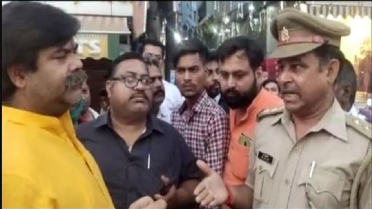 कानून का पाठ पढ़ाने पहुंचे इंस्पेक्टर को भाजपा नेता की चेतावनी, कहा जागरण तो होकर रहेगा, ताकत हो तो रोक लेना कानून का पाठ पढ़ाने पहुंचे इंस्पेक्टर को भाजपा नेता की चेतावनी, कहा जागरण तो होकर रहेगा, ताकत हो तो रोक लेना