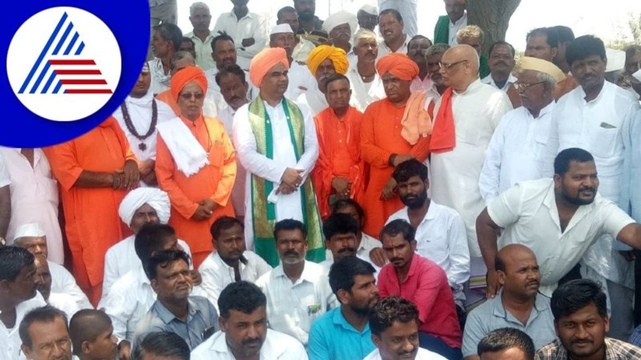 ನರಗುಂದದಲ್ಲಿ ಹೈಡ್ರಾಮಾ : ಸಚಿವರ ಮನೆ ಮುಂದೆ ಧರಣಿ ನಡೆಸಲು ಬಂದ ದಿಂಗಾಲೇಶ್ವರ ಶ್ರೀಗೆ ತಡೆ