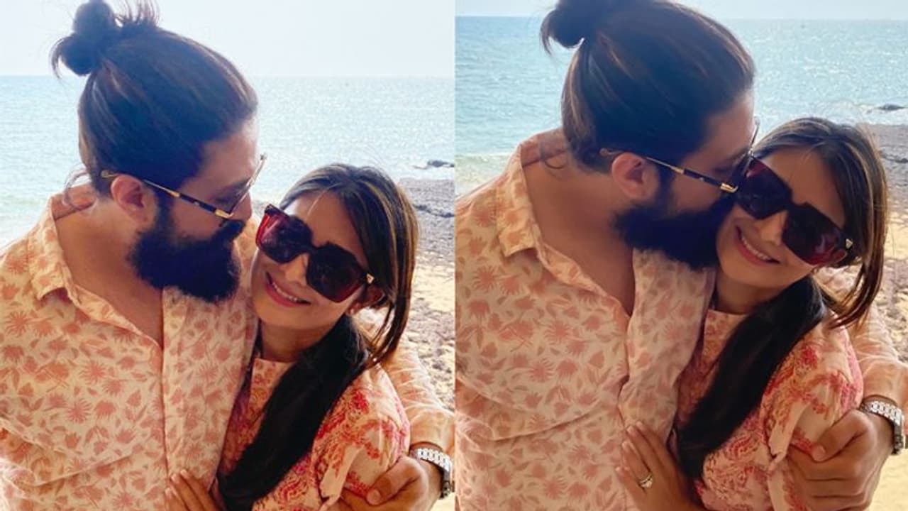 KGF 2 के रॉकी भाई ने समंदर किनारे पत्नी को किया Kiss, वाइफ राधिका पंडित ने शेयर की रोमांटिक PHOTO KGF 2 के रॉकी भाई ने समंदर किनारे पत्नी को किया Kiss, वाइफ राधिका पंडित ने शेयर की रोमांटिक PHOTO