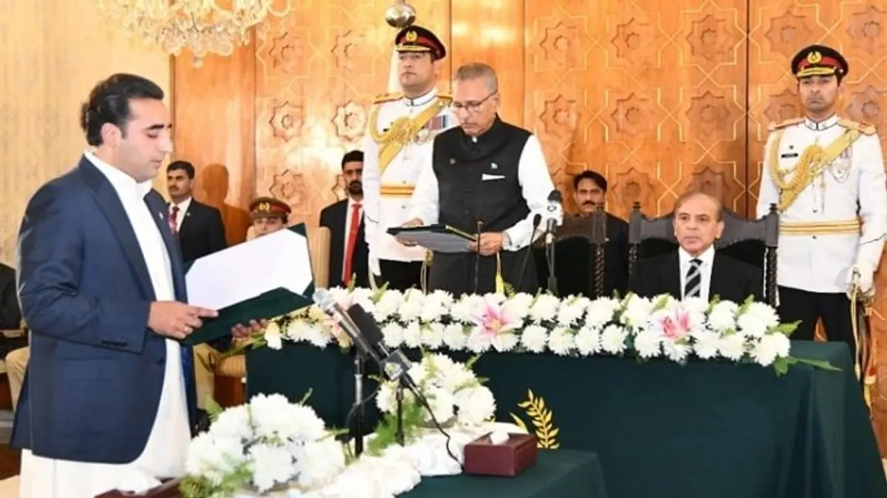 बिलावल भुट्टो बने पाकिस्तान के विदेश मंत्री, राष्ट्रपति आरिफ अल्वी ने दिलाई शपथ बिलावल भुट्टो बने पाकिस्तान के विदेश मंत्री, राष्ट्रपति आरिफ अल्वी ने दिलाई शपथ