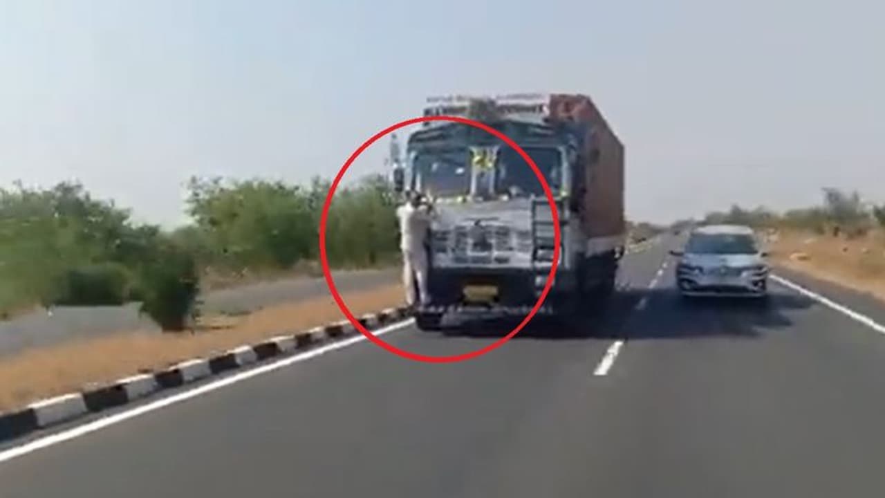 டோல்கேட்ல காசு கேட்பியா? ஊழியரை 10 கி.மீ. தூரத்துக்குத் தொங்கவிட்ட லாரி ஓட்டுநர்!!