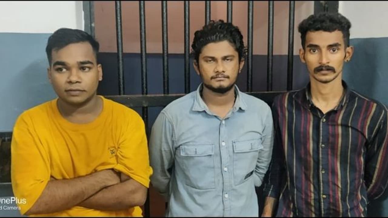 പ്രണയം നടിച്ച് പെൺകുട്ടിയുമായി കടന്നു; കാമുകനും സുഹൃത്തുക്കളും പിടിയിൽ പ്രണയം നടിച്ച് പെൺകുട്ടിയുമായി കടന്നു; കാമുകനും സുഹൃത്തുക്കളും പിടിയിൽ