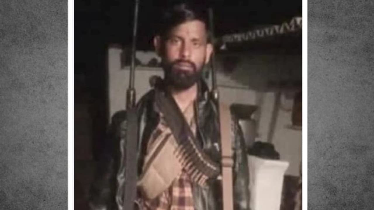 चंबल के डाकू को 17 साल की लड़की से प्यार: धमकी बेटी को मेरी दुल्हन बना दो, नहीं तो जिंदा गाड़ दूंगा चंबल के डाकू को 17 साल की लड़की से प्यार: धमकी बेटी को मेरी दुल्हन बना दो, नहीं तो जिंदा गाड़ दूंगा