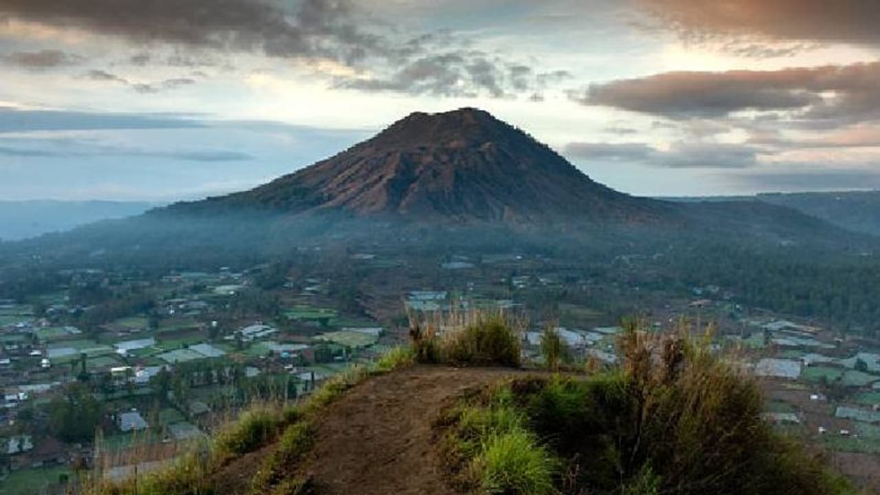 പവിത്രമായി കണക്കാക്കുന്ന പർവതത്തിൽവച്ച് നഗ്നനൃത്തം, വിനോദസഞ്ചാരിയെ നാടുകടത്തുമെന്ന് ബാലി പവിത്രമായി കണക്കാക്കുന്ന പർവതത്തിൽവച്ച് നഗ്നനൃത്തം, വിനോദസഞ്ചാരിയെ നാടുകടത്തുമെന്ന് ബാലി