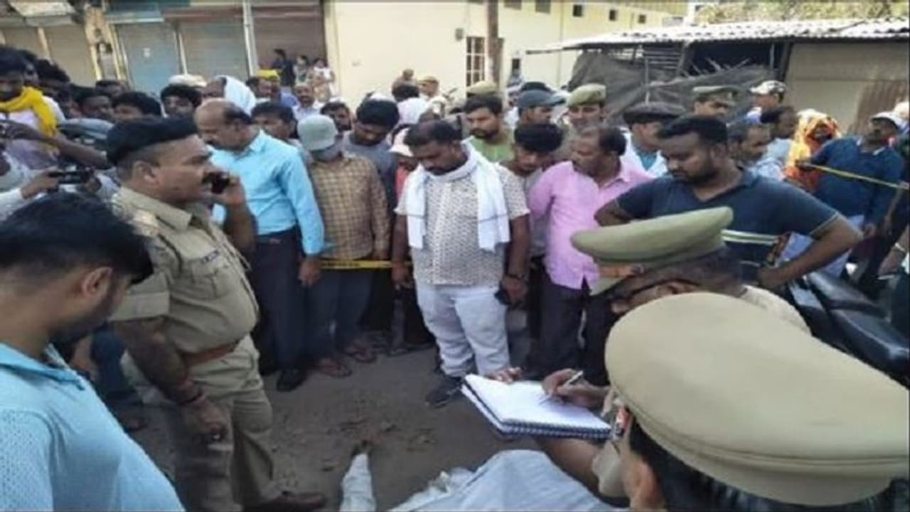 प्रयागराज: बाइक से आए बदमाशों ने पुलिस चौकी के पास भाजपा नेता के भाई की गोली मारकर हत्या की प्रयागराज: बाइक से आए बदमाशों ने पुलिस चौकी के पास भाजपा नेता के भाई की गोली मारकर हत्या की