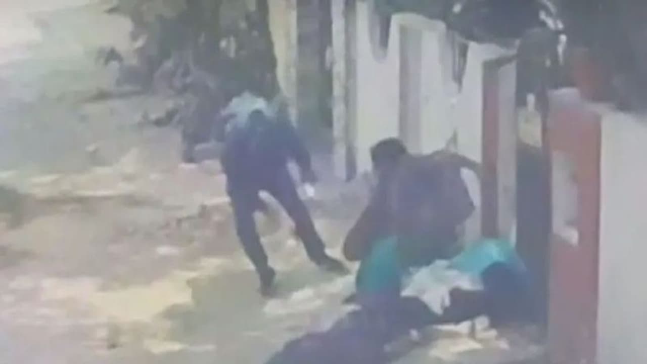 ನಡು ಬೀದಿಯಲ್ಲೇ ವಿಚ್ಛೇದಿತ ಪತ್ನಿ, ಮಗಳ ಗುಂಡಿಕ್ಕಿ ಕೊಂದ ಪತಿ, ತಾನೂ ಸಾವಿಗೆ ಶರಣು! ನಡು ಬೀದಿಯಲ್ಲೇ ವಿಚ್ಛೇದಿತ ಪತ್ನಿ, ಮಗಳ ಗುಂಡಿಕ್ಕಿ ಕೊಂದ ಪತಿ, ತಾನೂ ಸಾವಿಗೆ ಶರಣು!