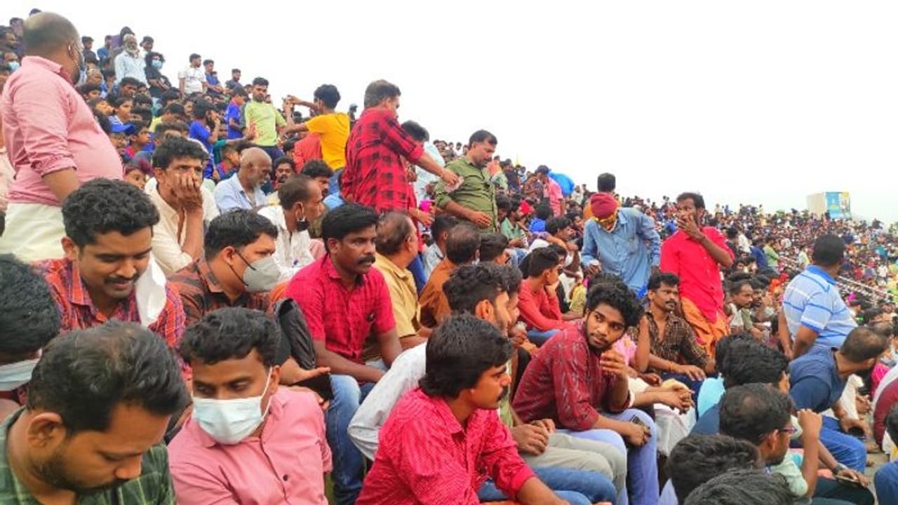 Santosh Trophy : പയ്യനാട് പുല്‍ച്ചാടിക്ക് പോലും ഇടമില്ല; ഗ്യാലറി നേരത്തെ നിറഞ്ഞു, ഇനി സെമി പോരാട്ടം