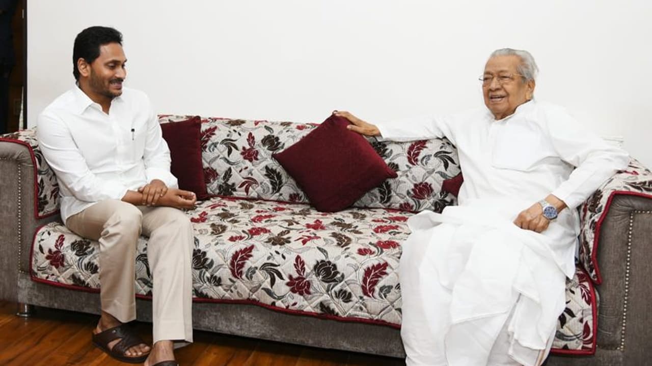 గవర్నర్ బిశ్వభూషణ్తో సీఎం జగన్ భేటీ.. కొత్త జిల్లాలపై చర్చ గవర్నర్ బిశ్వభూషణ్తో సీఎం జగన్ భేటీ.. కొత్త జిల్లాలపై చర్చ