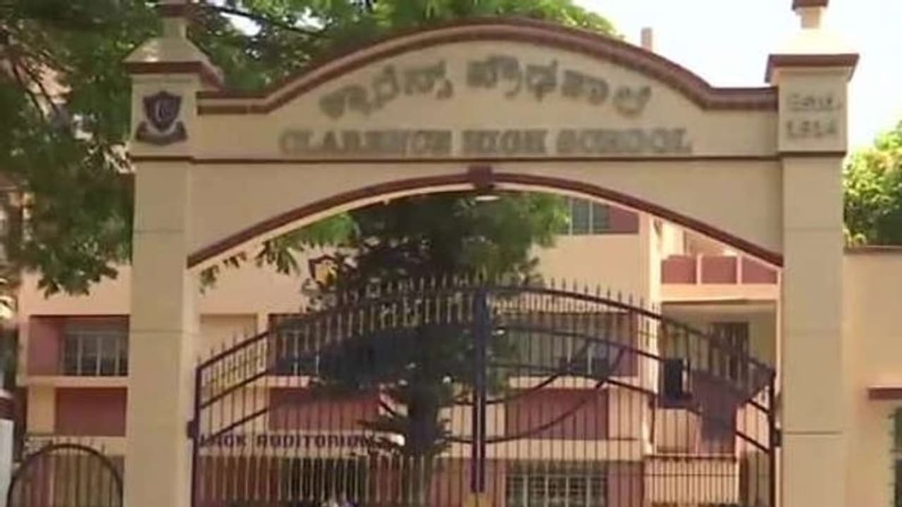 பைபிள் கல்வி கட்டாயம்... புதிய சர்ச்சையை கிளப்பிய பெங்களூர் பள்ளி!!