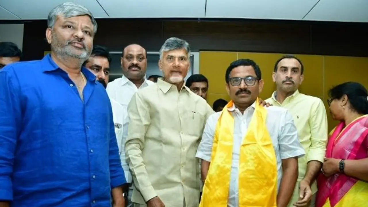 AP NEWS: వైసీపీకి ఎదురుదెబ్బ‌..! టీడీపీలో చేరిన వైసీపీ నేత, అత‌ని అనుచరులు