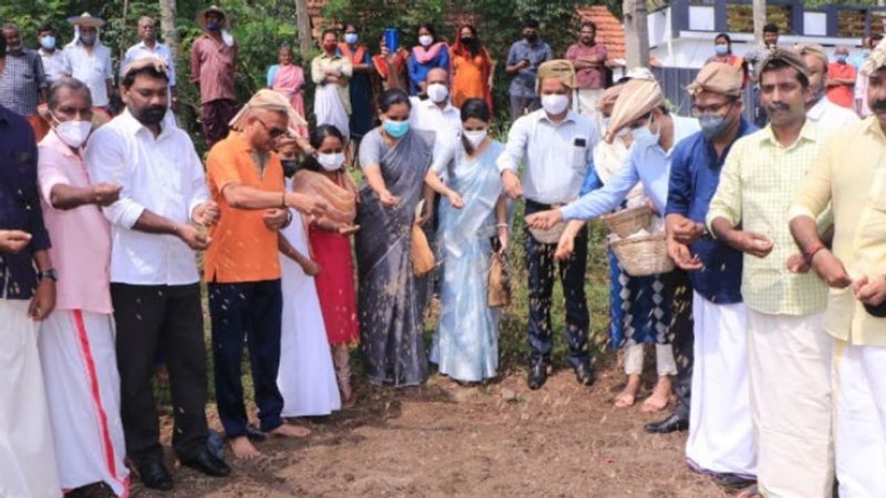 അഭിഭാഷകരും കൃഷിയിലേക്ക്, ആലപ്പുഴയിലെ തരിശുപാടത്ത് നെല്ല് വിതച്ച് ബാർ അസോസിയേഷൻ അഭിഭാഷകരും കൃഷിയിലേക്ക്, ആലപ്പുഴയിലെ തരിശുപാടത്ത് നെല്ല് വിതച്ച് ബാർ അസോസിയേഷൻ