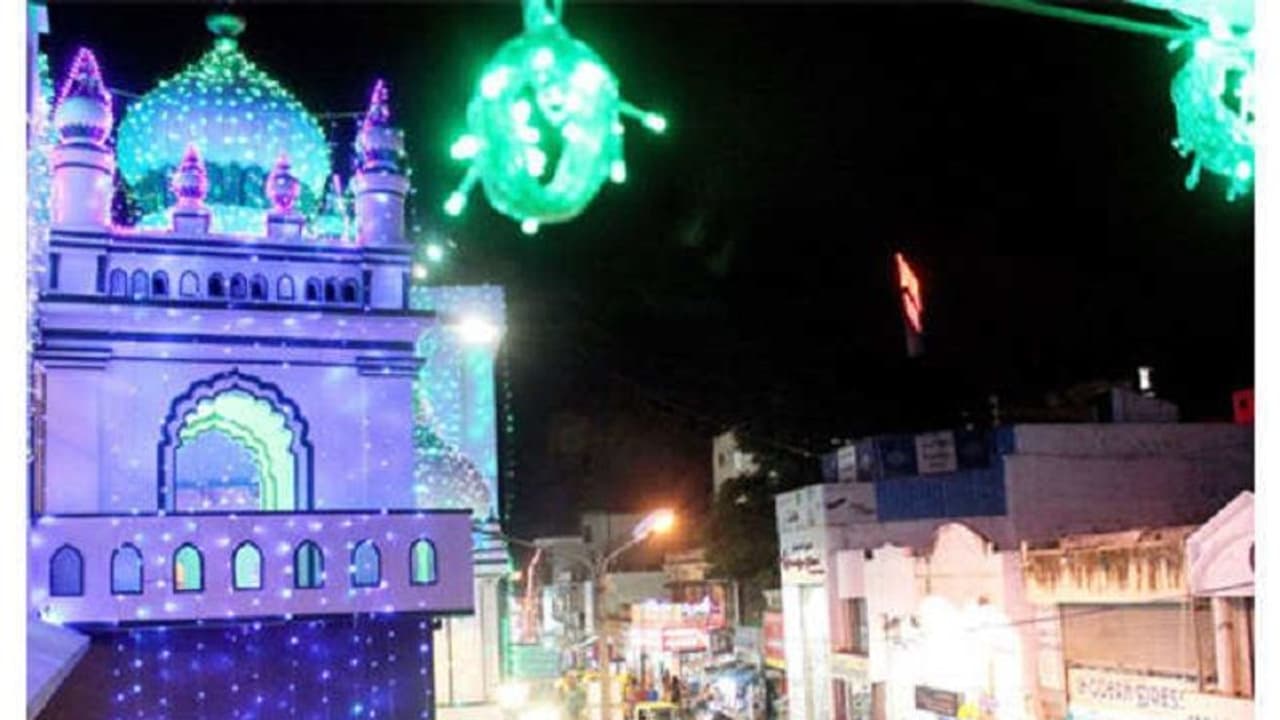 Ayodhya: మసీదులపై పందిమాంసం విసురుతూ.. అయోధ్యలో అల్లర్లకు కుట్ర... ఏడుగురు అరెస్ట్ Ayodhya: మసీదులపై పందిమాంసం విసురుతూ.. అయోధ్యలో అల్లర్లకు కుట్ర... ఏడుగురు అరెస్ట్