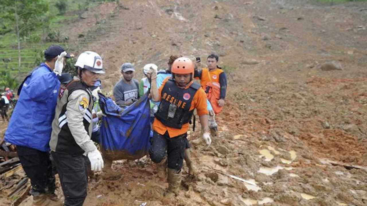 इंडोनेशिया : चंद पैसे के लिए सोने की अवैध खदान में उतरी थीं महिलाएं, टनों मिट्टी के नीचे दबकर 12 की मौत इंडोनेशिया : चंद पैसे के लिए सोने की अवैध खदान में उतरी थीं महिलाएं, टनों मिट्टी के नीचे दबकर 12 की मौत