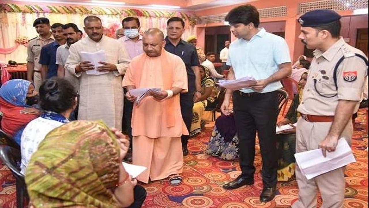 जनता दर्शन में भीड़ देखकर भड़के सीएम योगी आदित्यनाथ, अधिकारियों से पूछ लिया ये सवाल जनता दर्शन में भीड़ देखकर भड़के सीएम योगी आदित्यनाथ, अधिकारियों से पूछ लिया ये सवाल