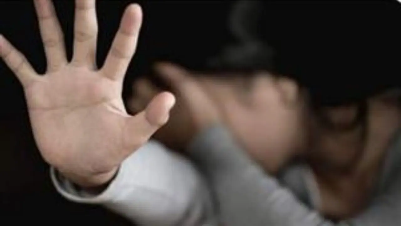 மாணவியை கேபினுக்கு அழைத்துச் சென்று அந்தரங்க உறுப்பில் கை வைத்து வக்கிரம்.. வகையா சிக்கிய பிரின்ஸ்பல்.. 