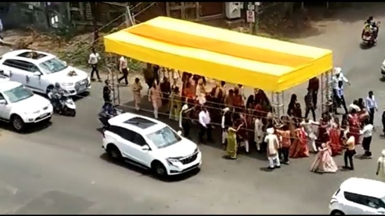 इंतजाम देख यूजर बोले वाह..हम हैं जुगाड़ किंग, बारातियों को नाचने से नहीं रोक सकी लू, देखिए वायरल वीडियो इंतजाम देख यूजर बोले वाह..हम हैं जुगाड़ किंग, बारातियों को नाचने से नहीं रोक सकी लू, देखिए वायरल वीडियो