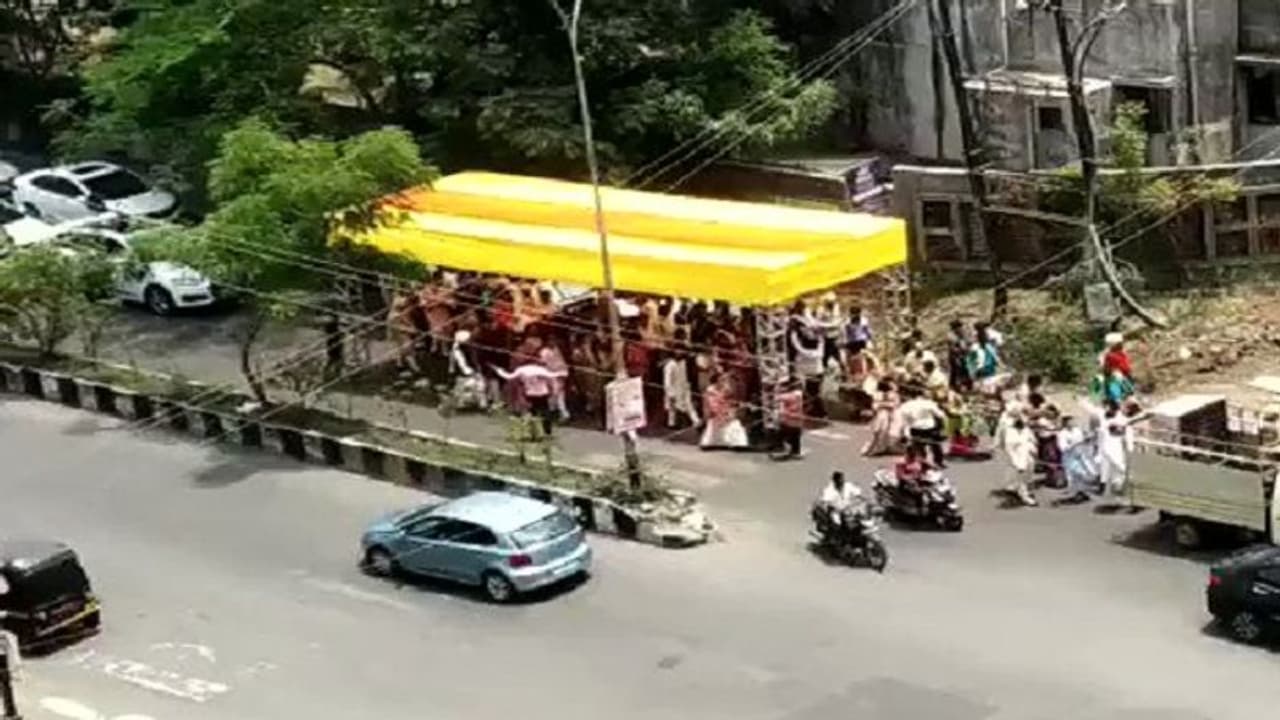 వీళ్ల తస్సాదియ్యా... మండే ఎండల్లో బారాత్ కు భలే ఐడియా చేశారు.. వైరల్ గా మారిన వీడియో.. వీళ్ల తస్సాదియ్యా... మండే ఎండల్లో బారాత్ కు భలే ఐడియా చేశారు.. వైరల్ గా మారిన వీడియో..