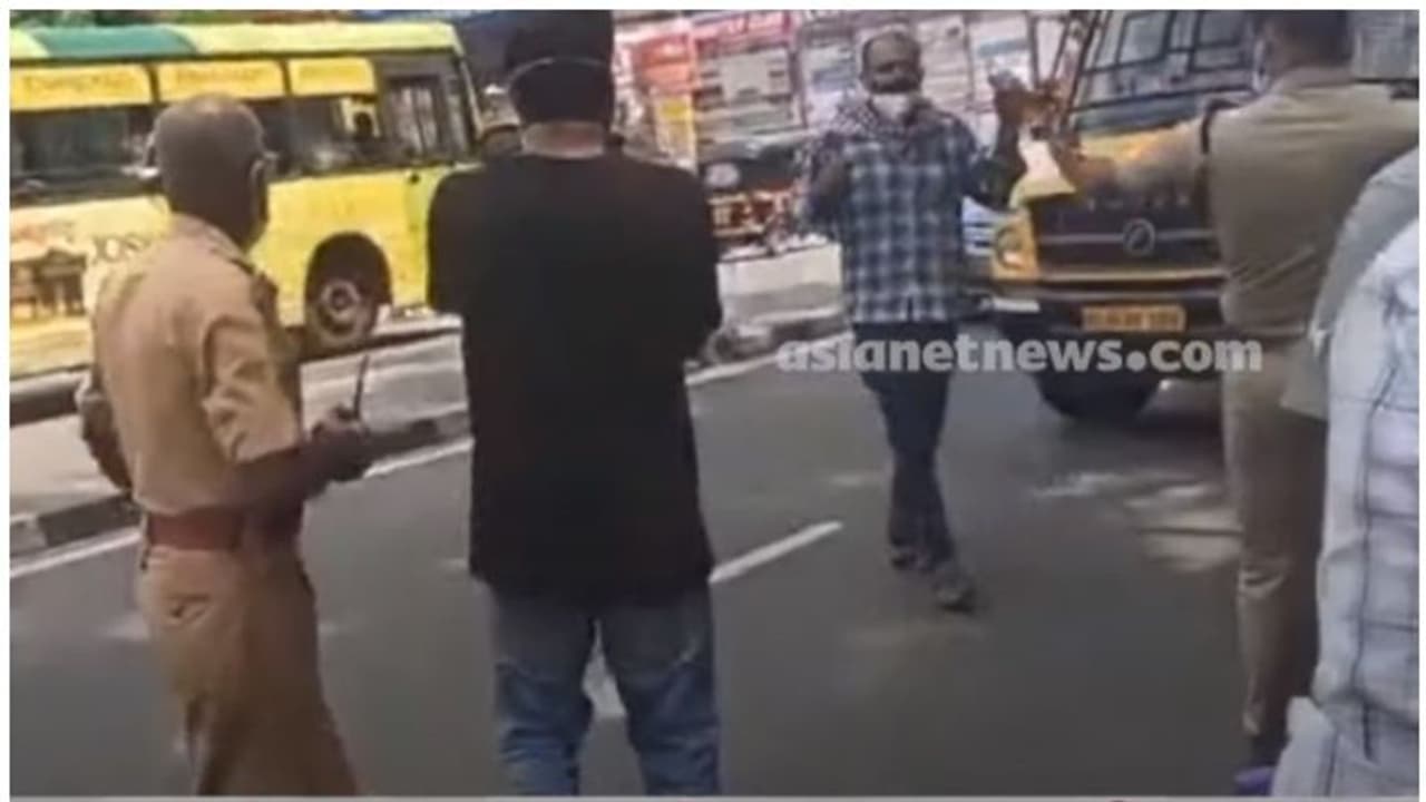 സെക്രട്ടേറിയറ്റിന് മുന്നിൽ ആത്മഹത്യാ ഭീഷണിയുമായി കവര്ച്ചാ കേസ് പ്രതികള് സെക്രട്ടേറിയറ്റിന് മുന്നിൽ ആത്മഹത്യാ ഭീഷണിയുമായി കവര്ച്ചാ കേസ് പ്രതികള്