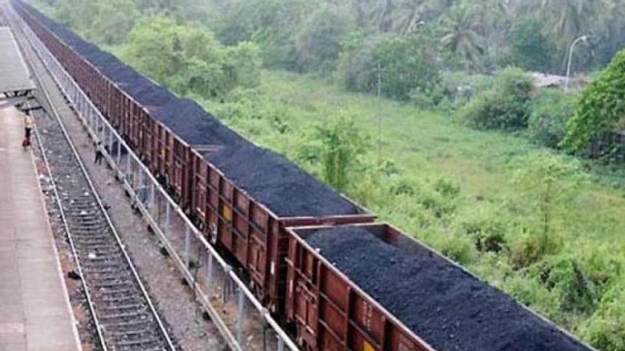 രാജ്യം ഇരുട്ടിലാകുമോ? 76 ദശലക്ഷം ടൺ കൽക്കരി ഇറക്കുമതി ചെയ്യാൻ ഇന്ത്യ; വൈദ്യുതി നിരക്ക് ഉയർന്നേക്കും രാജ്യം ഇരുട്ടിലാകുമോ? 76 ദശലക്ഷം ടൺ കൽക്കരി ഇറക്കുമതി ചെയ്യാൻ ഇന്ത്യ; വൈദ്യുതി നിരക്ക് ഉയർന്നേക്കും