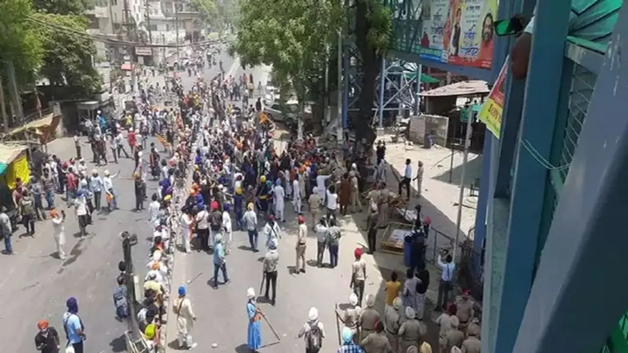 শিবসেনার শোভাযাত্রায় পাথর তরোয়াল নিয়ে হামলা খালিস্তানপন্থীদের, দেখুন তুমুল সংঘর্ষের ছবি শিবসেনার শোভাযাত্রায় পাথর তরোয়াল নিয়ে হামলা খালিস্তানপন্থীদের, দেখুন তুমুল সংঘর্ষের ছবি