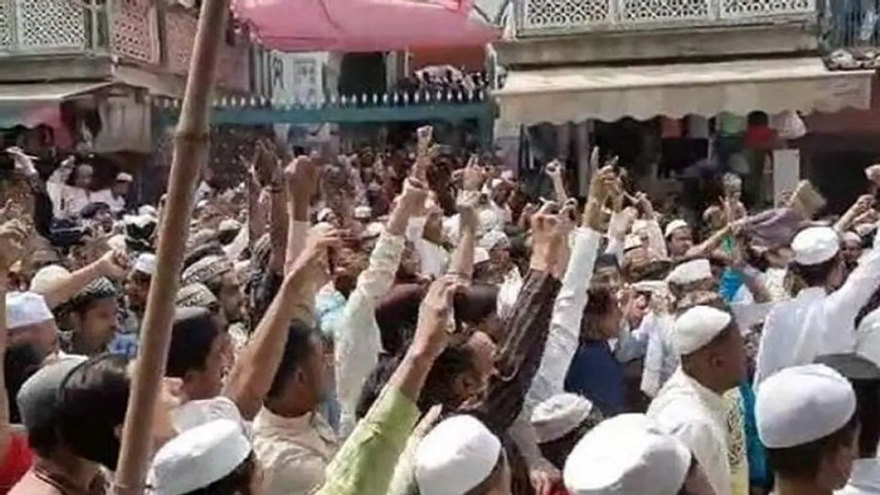 सड़क पर नमाज पढ़ने के विरोध में हुआ हंगामा, सरकार और धर्मगुरुओं के फैसले को भी किया नजरअंदाज
