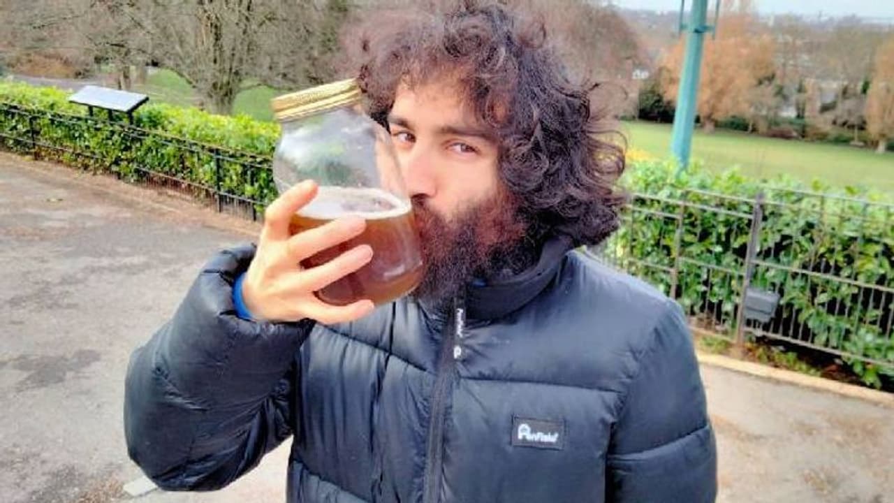 ആരോഗ്യത്തിന്റെയും സൗന്ദര്യത്തിന്റെയും രഹസ്യം സ്വന്തം മൂത്രം കുടിക്കുന്നത്, യുവാവിന്റെ വിചിത്രവാദം ആരോഗ്യത്തിന്റെയും സൗന്ദര്യത്തിന്റെയും രഹസ്യം സ്വന്തം മൂത്രം കുടിക്കുന്നത്, യുവാവിന്റെ വിചിത്രവാദം