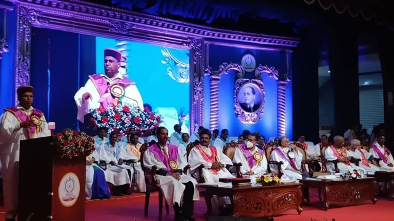 ಬೆಂಗಳೂರು ವಿವಿ 56ನೇ ಘಟಿಕೋತ್ಸವ, 321 ವಿದ್ಯಾರ್ಥಿಗಳಿಂದ ಚಿನ್ನದ ಪದಕ ಬೇಟೆ ಬೆಂಗಳೂರು ವಿವಿ 56ನೇ ಘಟಿಕೋತ್ಸವ, 321 ವಿದ್ಯಾರ್ಥಿಗಳಿಂದ ಚಿನ್ನದ ಪದಕ ಬೇಟೆ