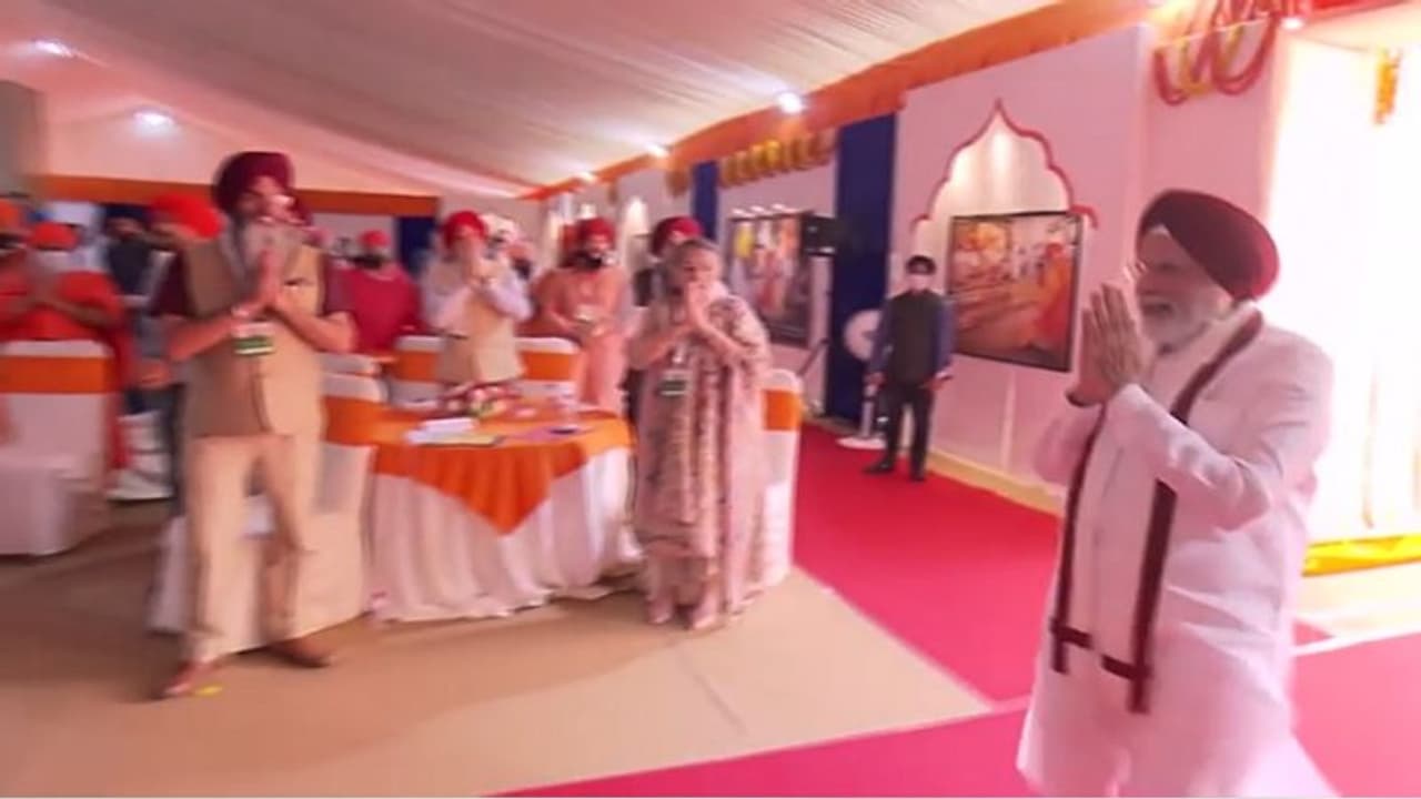 सिख प्रतिनिधिमंडल से मिले प्रधानमंत्री नरेंद्र मोदी, कहा गुरुओं ने साहस की सीख दी सिख प्रतिनिधिमंडल से मिले प्रधानमंत्री नरेंद्र मोदी, कहा गुरुओं ने साहस की सीख दी