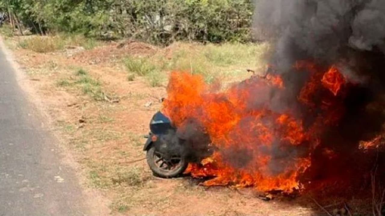 एक शख्स ने खुद अपनी ओला इलेक्ट्रिक स्कूटर में लगा दी आग, वजह सुनकर हैरान हो जाएंगे आप एक शख्स ने खुद अपनी ओला इलेक्ट्रिक स्कूटर में लगा दी आग, वजह सुनकर हैरान हो जाएंगे आप