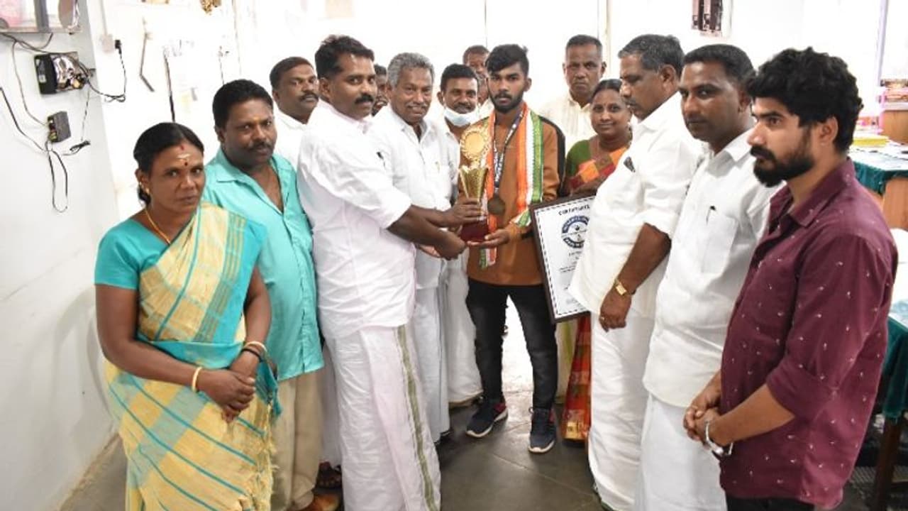 അഞ്ച് കിലോ ഭാരം ചുമന്ന് 50 മിനിറ്റുകൊണ്ട് 12 കിലോമീറ്റർ ഓടി, ബുക്ക് ഓഫ് റെക്കോഡ്സിൽ ഇടം നേടി അജയ് അഞ്ച് കിലോ ഭാരം ചുമന്ന് 50 മിനിറ്റുകൊണ്ട് 12 കിലോമീറ്റർ ഓടി, ബുക്ക് ഓഫ് റെക്കോഡ്സിൽ ഇടം നേടി അജയ്