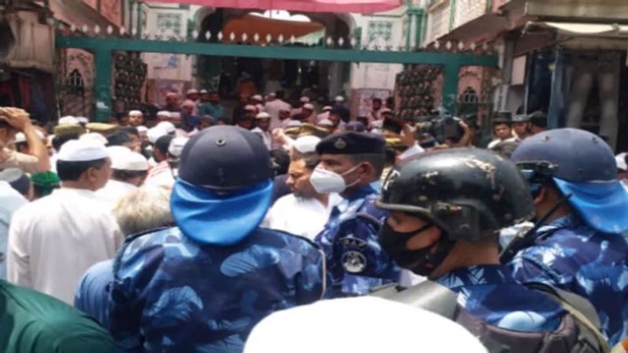 अलविदा की नमाज के बाद युवकों ने की नारेबाजी, मौलवी ने मीडियाकर्मियों पर लगाया भड़काने का आरोप अलविदा की नमाज के बाद युवकों ने की नारेबाजी, मौलवी ने मीडियाकर्मियों पर लगाया भड़काने का आरोप