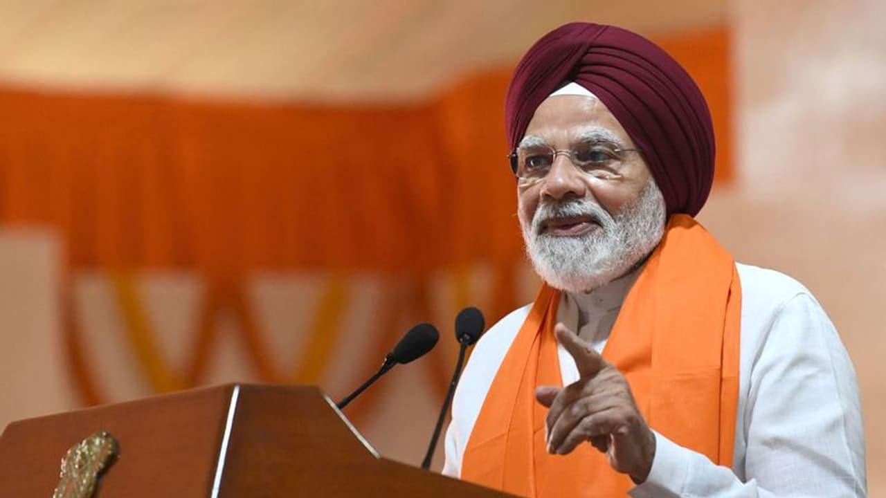 सिख प्रतिनिधिमंडल से मिले नरेंद्र मोदी, कहा हमारे गुरुओं ने हमें साहस और सेवा की सीख दी सिख प्रतिनिधिमंडल से मिले नरेंद्र मोदी, कहा हमारे गुरुओं ने हमें साहस और सेवा की सीख दी